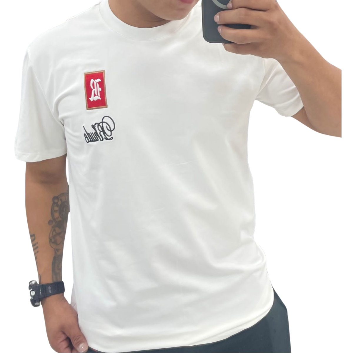 Comprar Camiseta Monaco Rhude Playera Hombre en Onlineshoppingcenterg. Si estás buscando comprar camiseta Monaco Rhude playera hombre, en Onlineshoppingcenterg encontrarás las mejores opciones de esta marca de lujo, conocida por su estilo moderno y urbano. Aquí podrás obtener una camiseta Rhude auténtica para elevar tu estilo, con la garantía de calidad y originalidad.  ¿Por Qué Elegir una Camiseta Monaco Rhude para Hombre? Las camisetas Rhude son famosas por su diseño innovador y su calidad. La marca Rhude ha ganado popularidad por combinar el estilo urbano con elementos de lujo, brindando a quienes la usan una imagen única y actual. Esta ropa Rhude es perfecta para quienes quieren destacar y expresar su personalidad a través de su vestimenta.  Beneficios de Comprar una Camiseta Monaco Rhude. Diseño Exclusivo: Rhude se caracteriza por sus diseños únicos, inspirados en la moda callejera de alta calidad. Calidad Superior: Las camisetas Rhude están hechas con materiales premium, lo que garantiza su durabilidad. Estilo Versátil: Las camisetas Rhude para hombre pueden combinarse fácilmente con otros estilos de ropa, desde jeans hasta shorts y chaquetas. Preguntas Frecuentes sobre la Camiseta Monaco Rhude 1. ¿De Dónde Es Rhude? Rhude es una marca de moda de lujo con sede en Los Ángeles, Estados Unidos. Fundada por el diseñador Rhuigi Villaseñor, Rhude ha ganado reconocimiento mundial por su enfoque en la moda callejera con un toque sofisticado y de alta calidad.